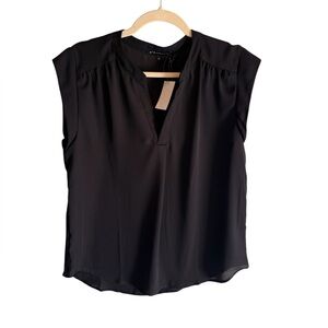 NWT GibsonLook Black Split-Neck Cap Sleeve Top in Size M